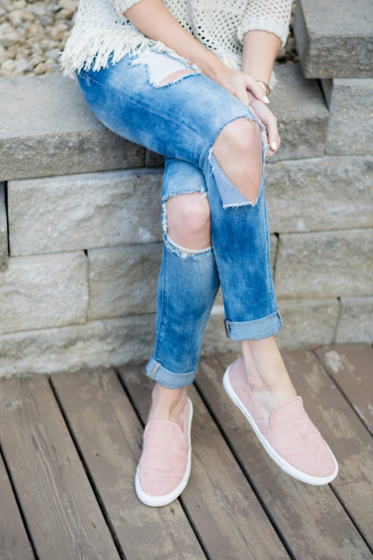 blanknyc good vibes jeans, target dv rose slip on sneakers, blush sneakers outfit