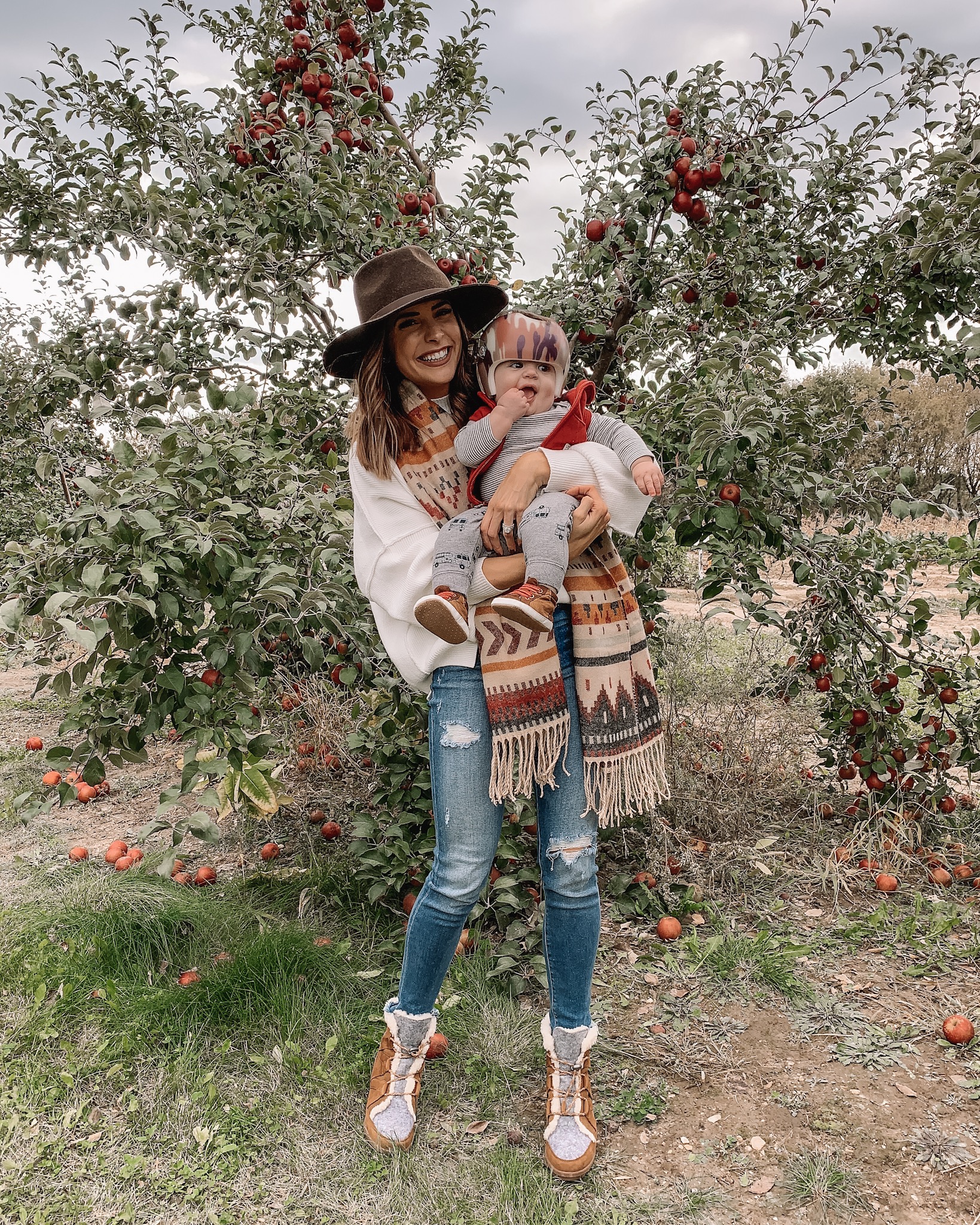 fall day style, backcountry, apple orchard outfit, pumpkin patch, family photos, Minneapolis blogger